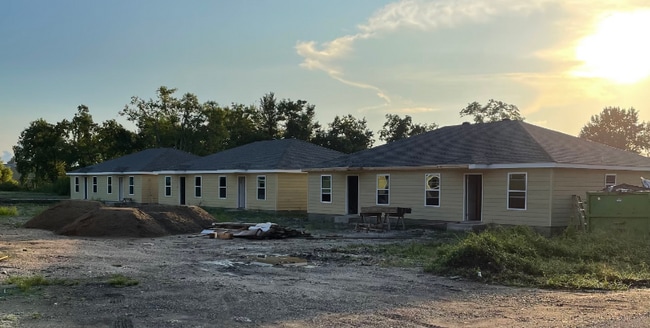Building Photo - 202 Iris St