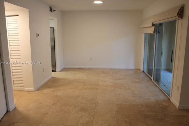 Building Photo - 2560 Tigertail Ave