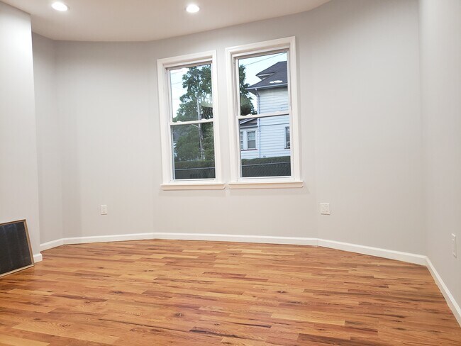 Foto del edificio - 642 Delafield Ave