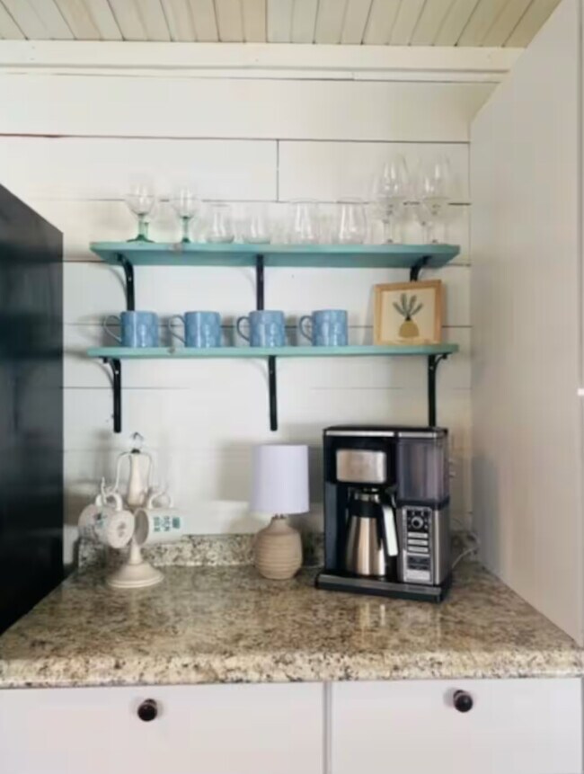 Cafetería - 19 Ferry Ln