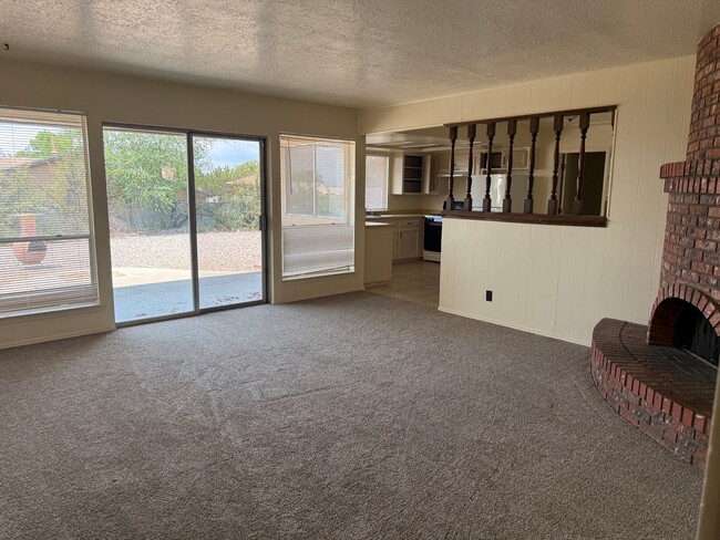 Building Photo - Great location.  4 Br, 1 3/4 Ba, 2 living areas, spacious yard.