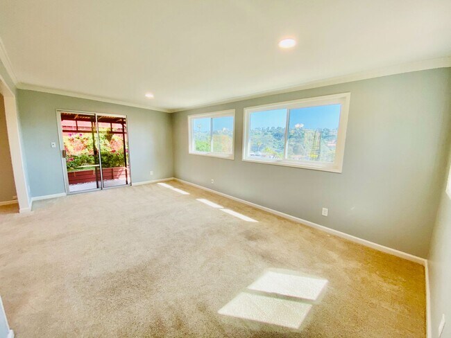 Foto del edificio - Stunning Allied Gardens Home- Upgraded with a Beautiful View!
