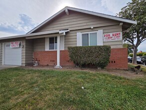 Building Photo - 915 Henderson Ave
