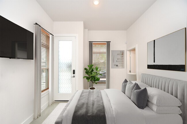 Foto del edificio - 5811 Fairdale Ln