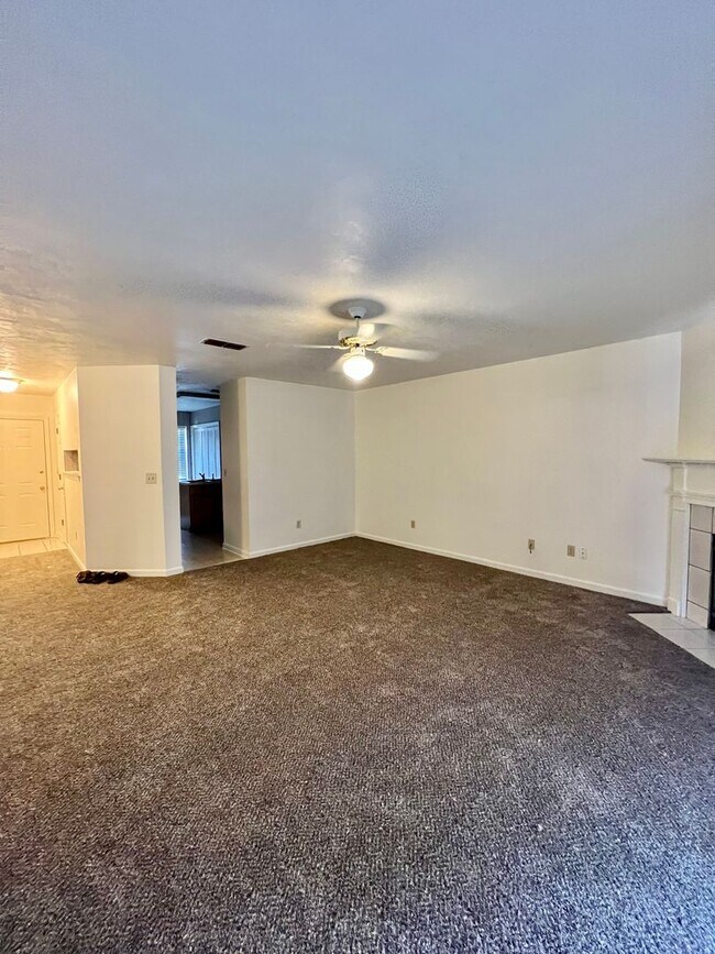 Building Photo - 2BR/2BATH Great School Zones! Available Summer 2026