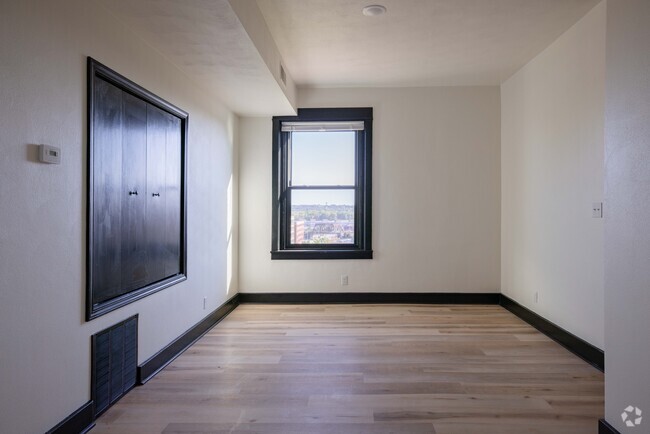 2BR, 1BA - 950SF - The Vue at 7th Apartments