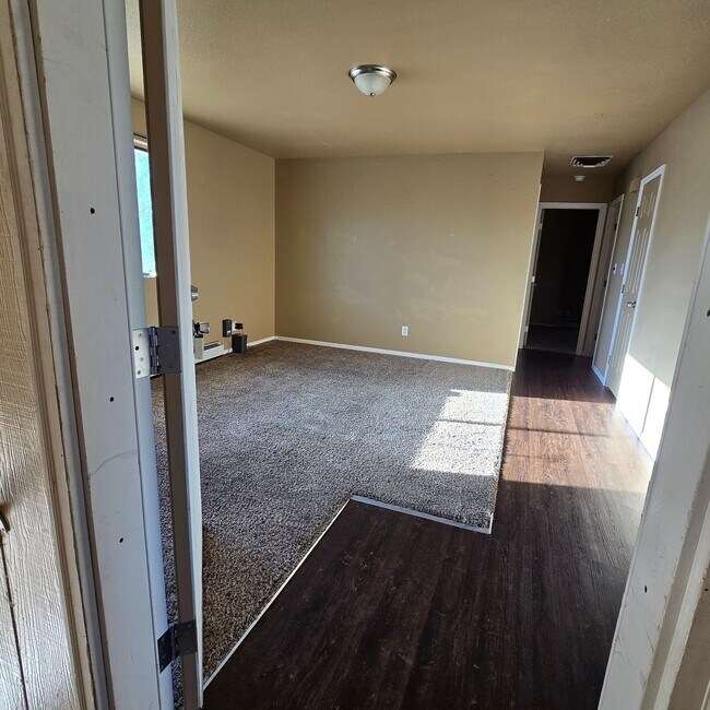 Foto del edificio - 2 BR / 1 BA Upper-Level Apartment in Clifton – $1,150