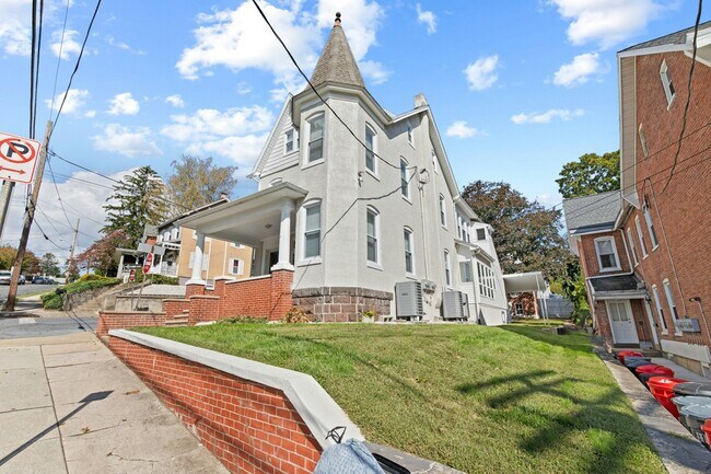 Foto del edificio - 17 N Church St