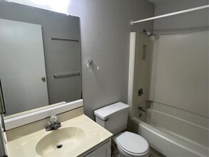 Building Photo - 65 Yewleaf Rd