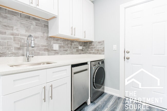 Building Photo - 3845 N Greenview Ave