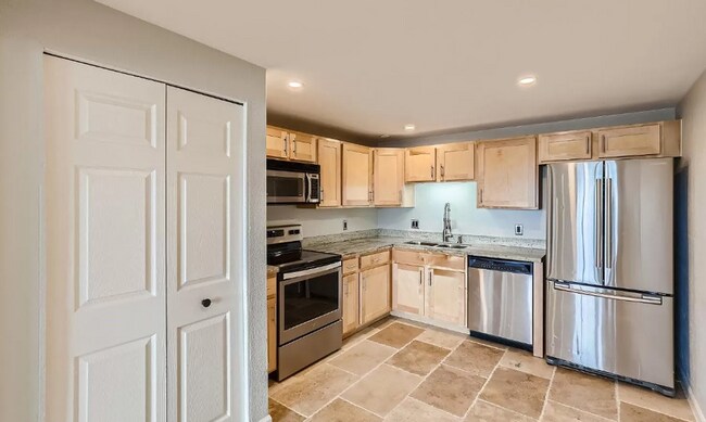 Building Photo - Two bedroom remodeled condo!