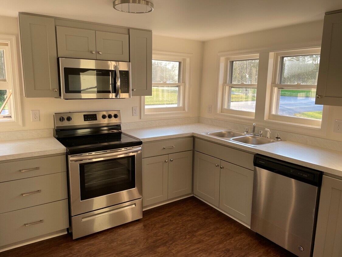 Kitchen - All new appliances - 7604 Snow Hill Rd