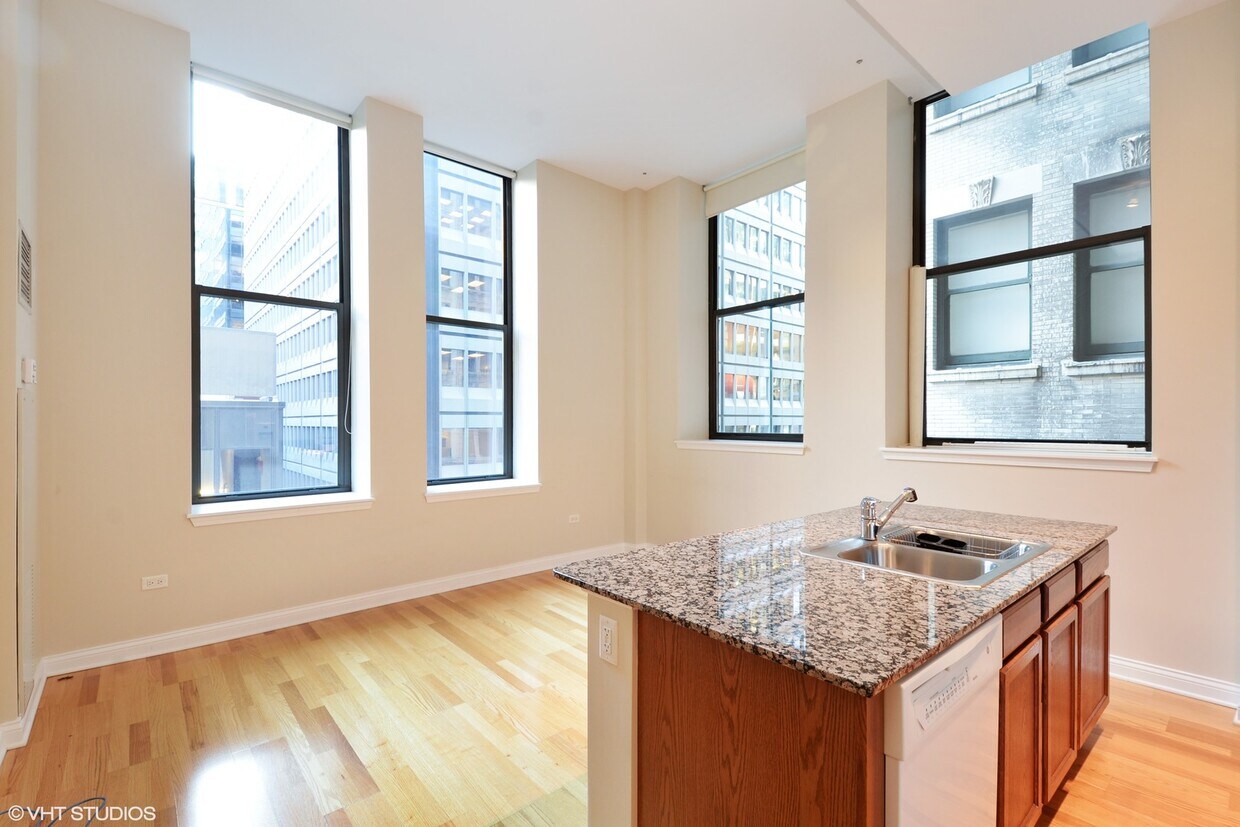 Foto principal - 8 W Monroe St