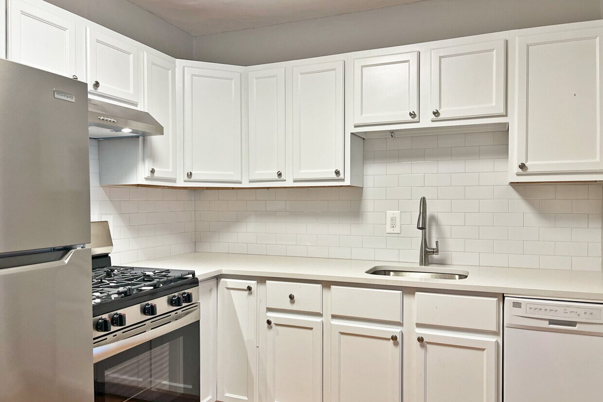 Foto principal - 126-132 N. Elmwood Ave. and 418-426 Lake St.
