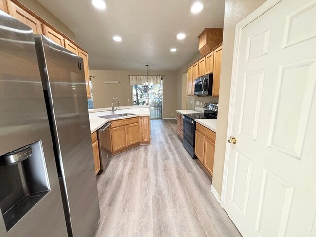 Building Photo - Cute 4 Bedroom Gresham Home!