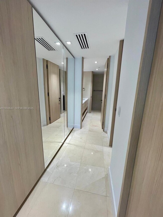 Foto del edificio - 251 Crandon Blvd