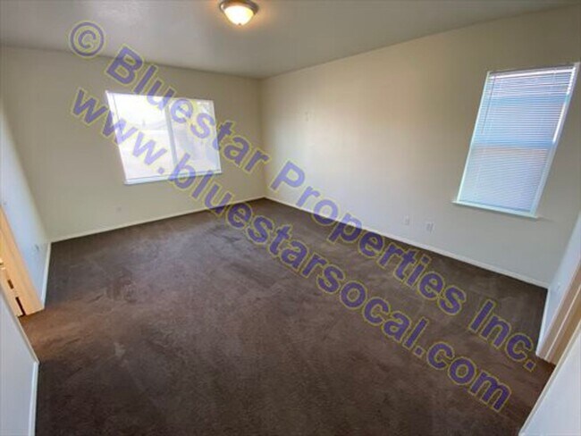Building Photo - Single Level Home with Rear Fenced Yard & ...