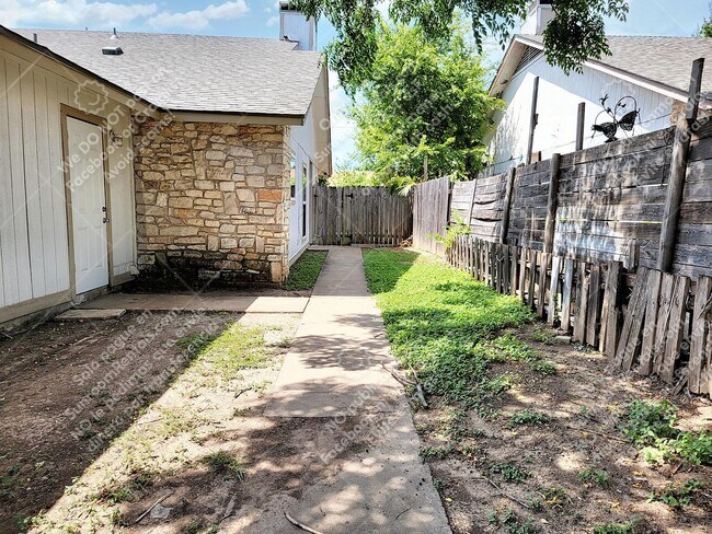 Building Photo - 907 Bird Creek Dr