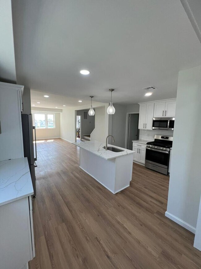 Building Photo - 136 Summer Ave