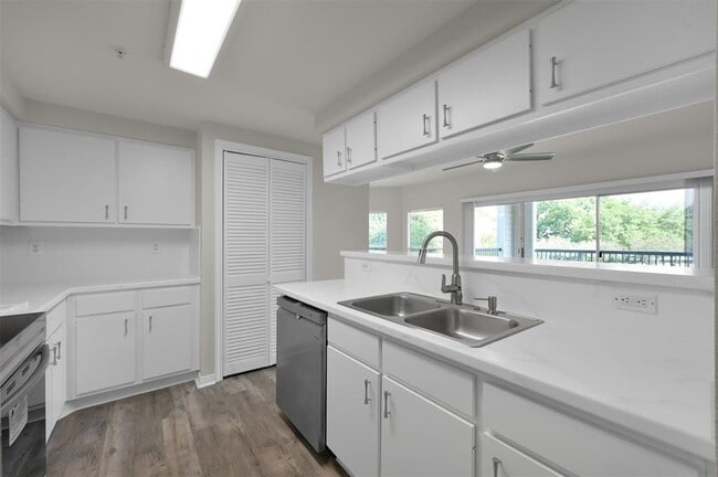 Building Photo - 12800 Melville Dr