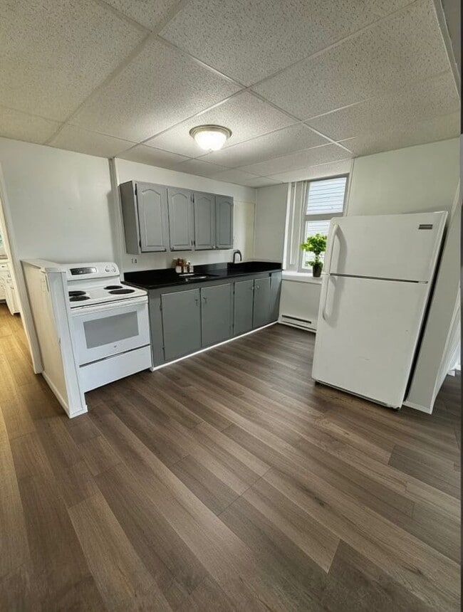 Building Photo - Completely Remodeled Spacious One-Bedroom Apartment First Floor