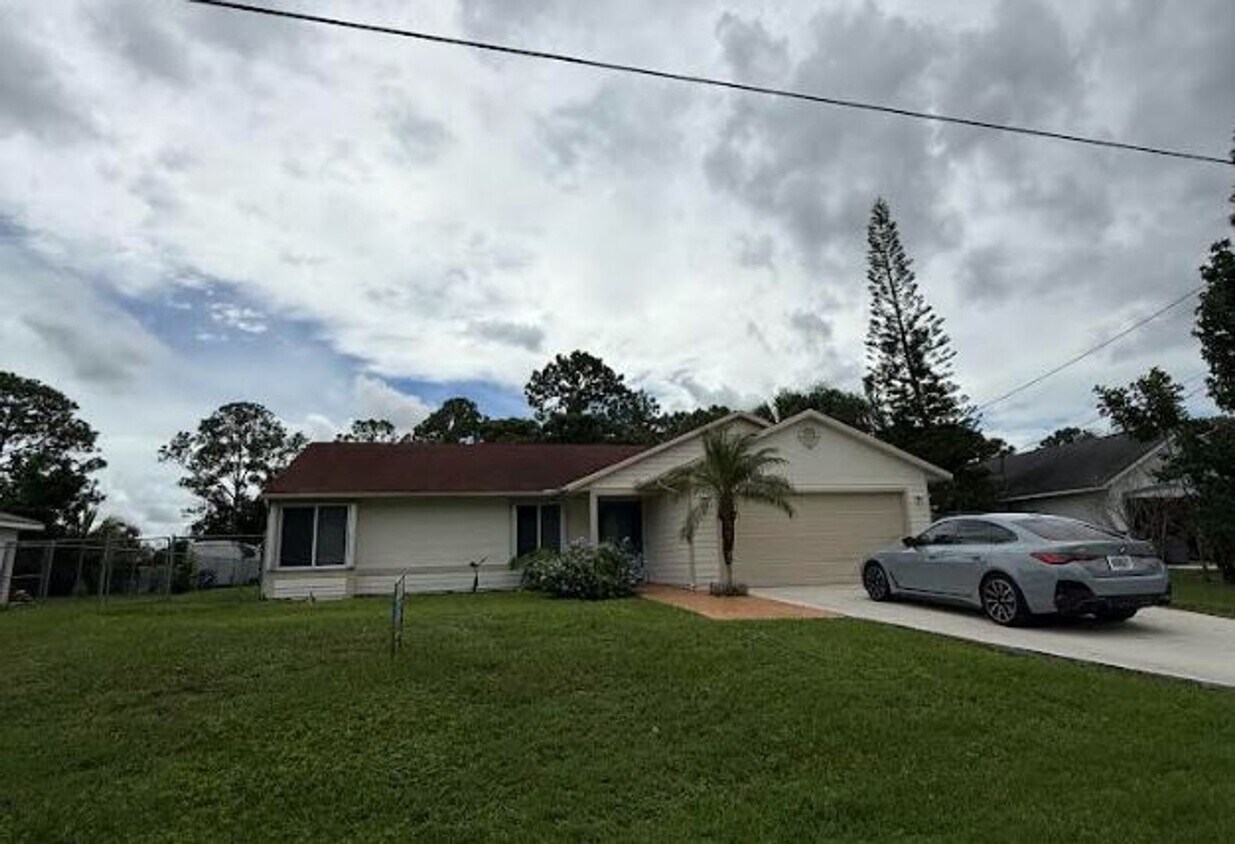 Foto principal - 3 Bedroom 2 Bath 2 Car garage pool home fo...