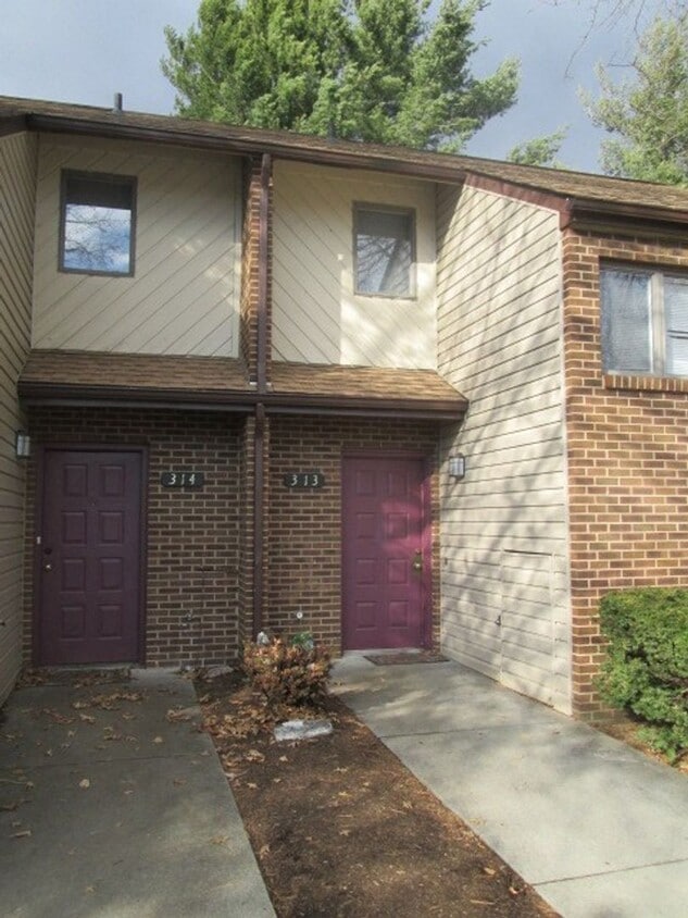 3 Bedroom 2.5 Bath Townhouse - 3 Bedroom 2.5 Bath Townhouse