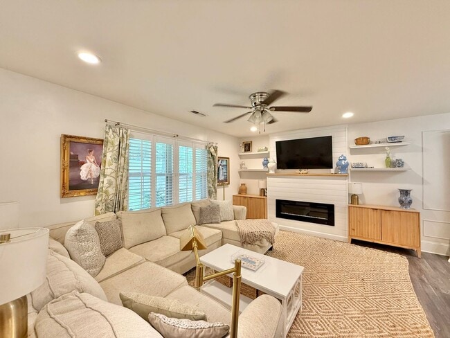 Foto del edificio - Stunning 3BD, 2BA Raleigh Home with a Fenc...