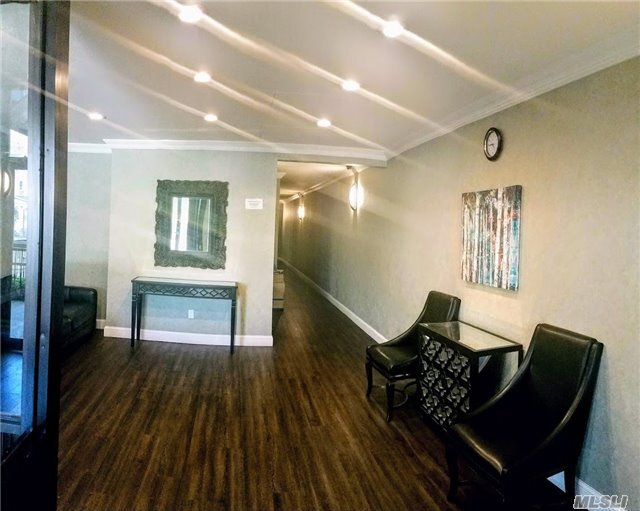 Foto del edificio - 87-30 62nd Ave
