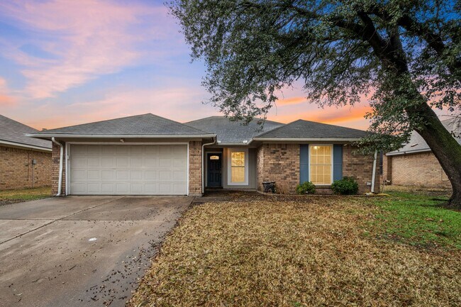 Building Photo - 1865 Kings Canyon Cir