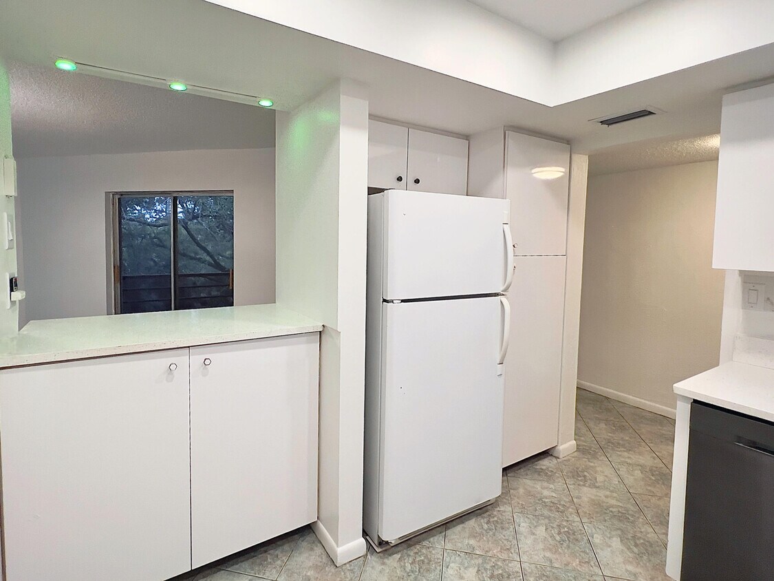 Foto principal - 3100 Riverside Dr