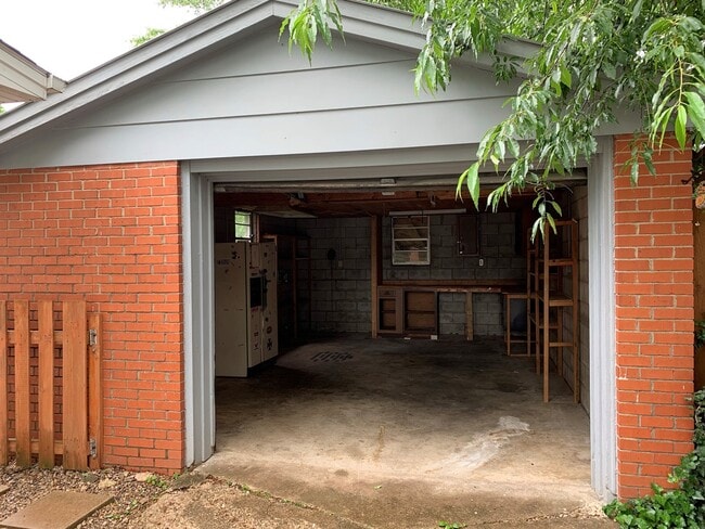 Building Photo - Cute house with a fenced in yard!