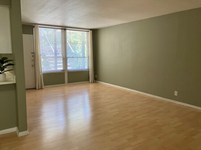 Foto del edificio - Centrally located West End Condo - Seasonal special - 1 Month Free!