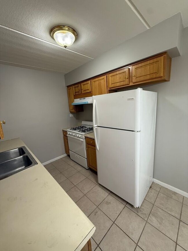 Building Photo - Charming 2-Bedroom, 1-Bathroom Apartment i...