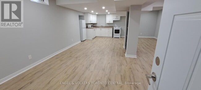 Building Photo - 14 Hillman Dr