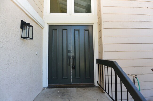 Building Photo - Beautiful 4 bedroom 2 1/2bath home Cerritos