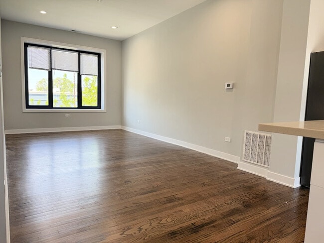 Foto del edificio - 5209 N Milwaukee Ave