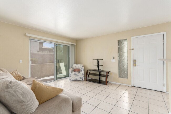 Foto del edificio - First Floor Condo 2-Bedrooms 2-Bathrooms!