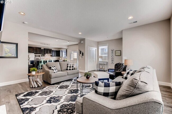 Foto del edificio - Newer Three Bedroom Spacious Home with Ope...