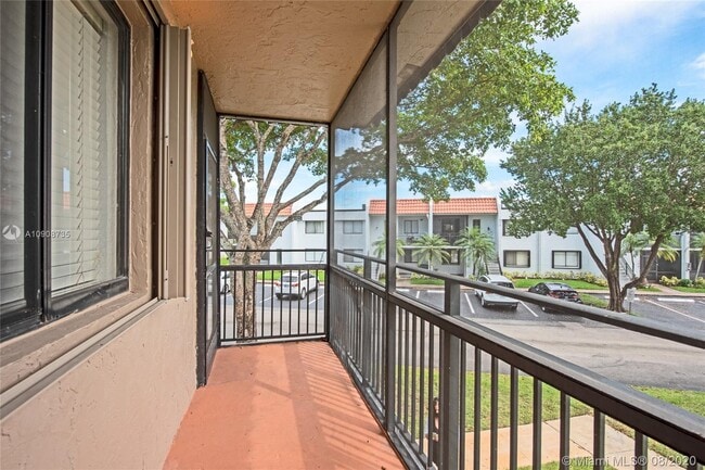 Building Photo - 320 Racquet Club Rd