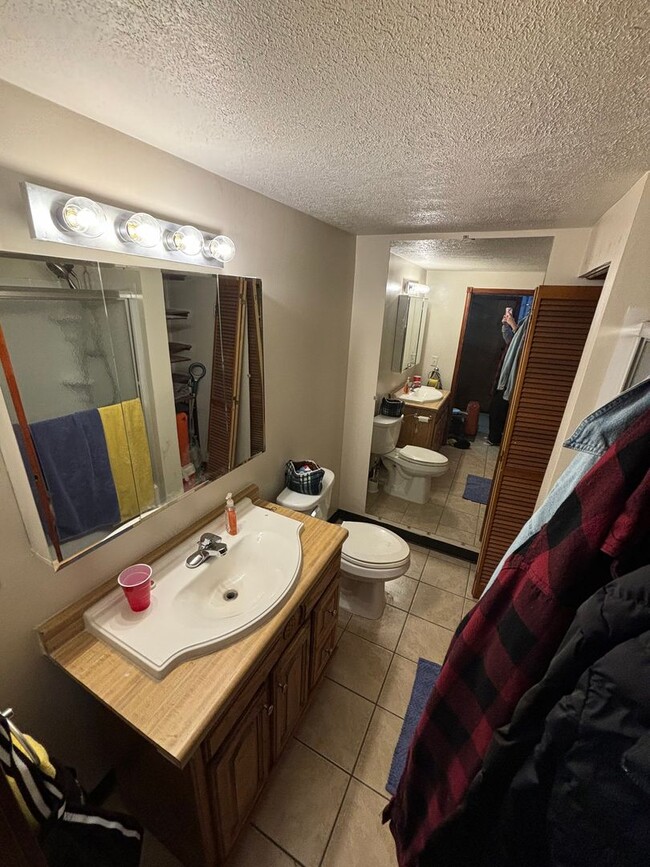 Building Photo - 1 Bedroom / Washer Dryer / Home located of...