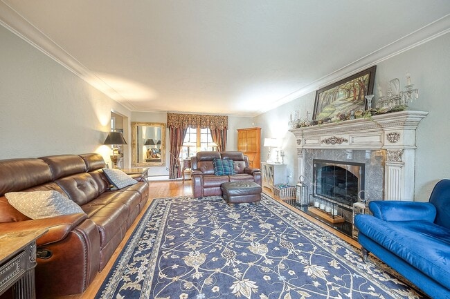 Building Photo - 4 Bedroom 3 1/2 Bath retreat with heated p...