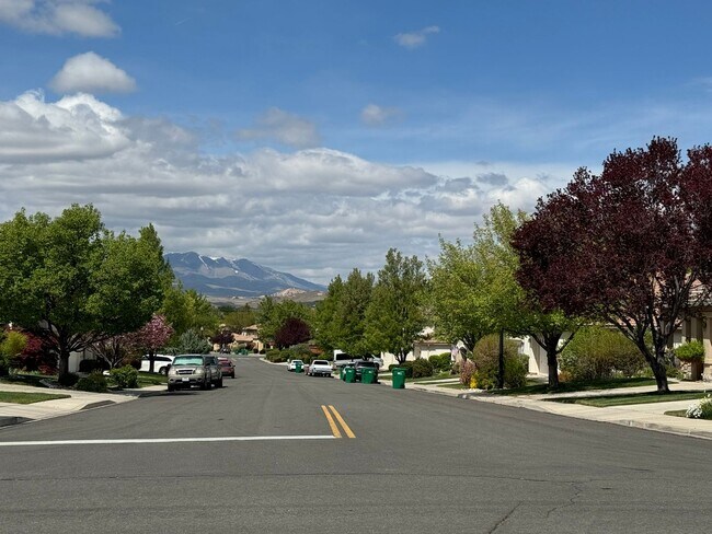 Building Photo - Beautiful 3 bedroom 2 bath home, backing u...