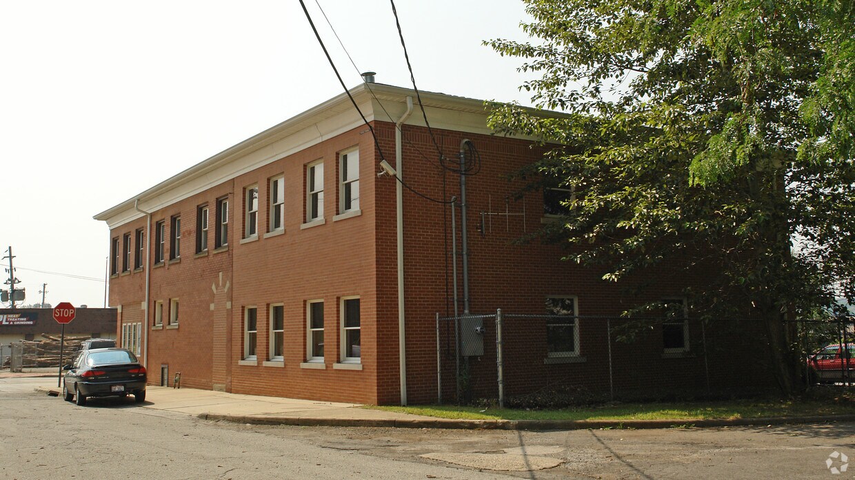 Building Photo - 261 Wood St