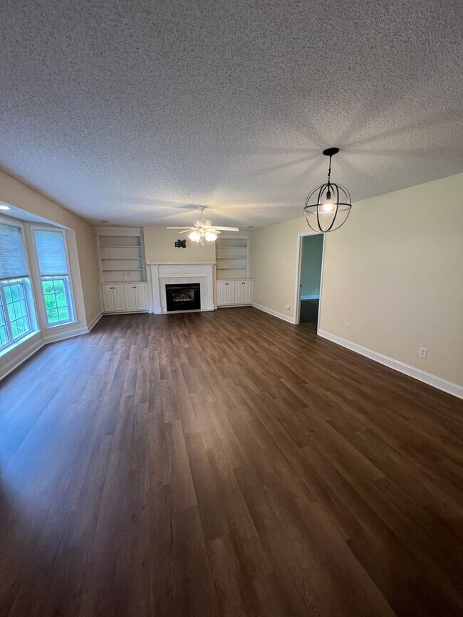 Building Photo - 2 Bedroom Single Family Home (Large Backya...