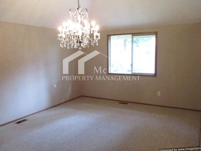 Foto del edificio - Charming 3-Bedroom Rambler with Spacious Backyard