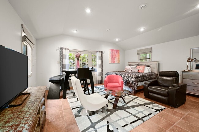 Foto del edificio - 4724 Lake Point Ave