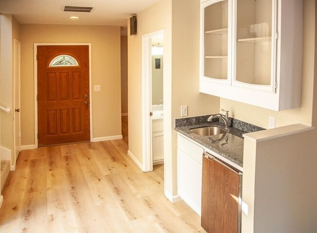 Building Photo - ? Greenbelt Access | Sauna | Updated Interior ?