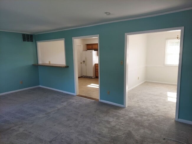 Building Photo - 5 BR 2.5 SINGLE FAMILY HOME