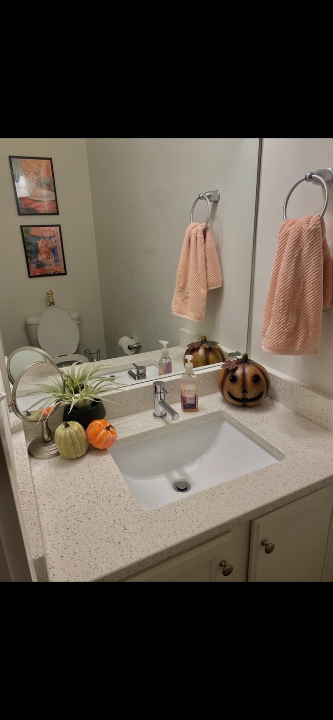 Building Photo - 325 Lorien Way